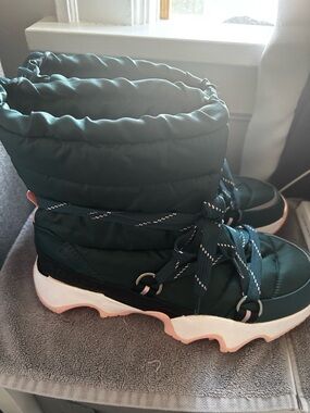 Women’s Puffy Winter Boots in Dark Green with Pink Sole